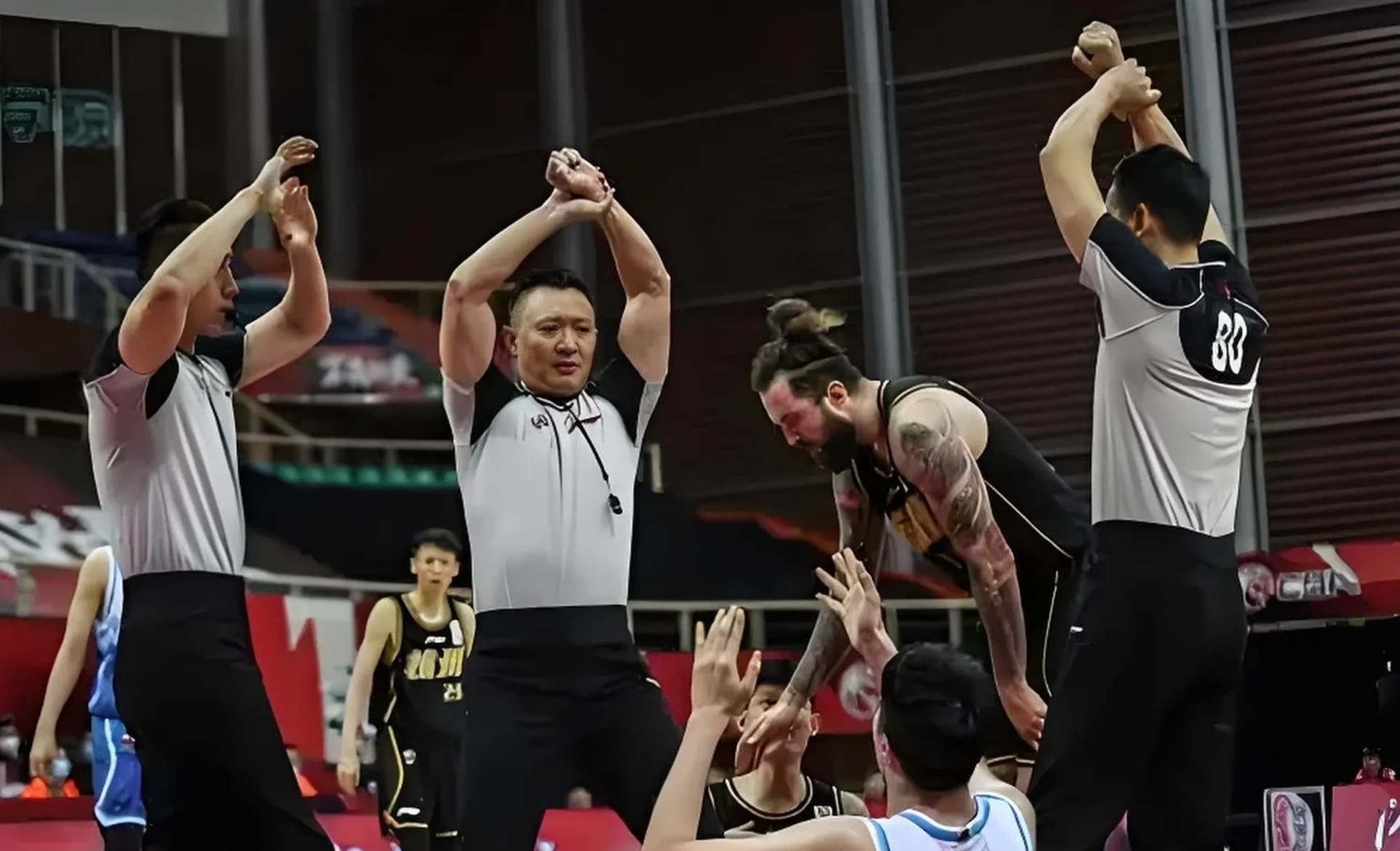 爱游戏ayx -包含今夜CBA季后赛传出新动向,阿斯顿维拉扳平良机,管理层表态——媒体盛赞,控场能力受关注的词条