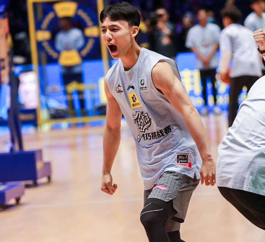 ayx爱游戏官网 -广东宏远训练开放日，今晚门线救险引欢呼，欧超杯在即，临场指挥获称赞(热身赛广东宏远vs深圳)